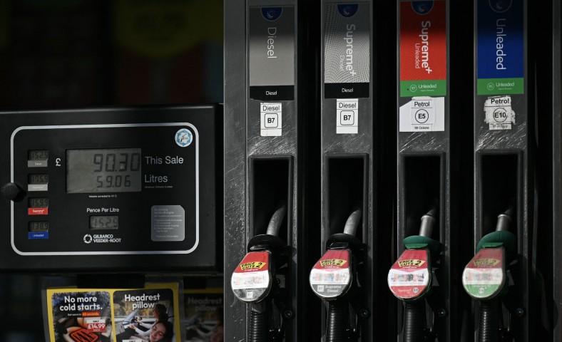Prix à la pompe. Photo par OLI SCARFF / AFP