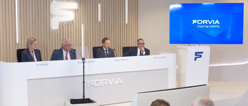 De gauche à droite : Jill Greene, directrice juridique du groupe, Michel de Rosen, président du conseil d'administration sortant, Martin Fischer, directeur général, et Olivier Durand, directeur financier, lors de l'assemblée générale de Forvia du 4 juin 2026.