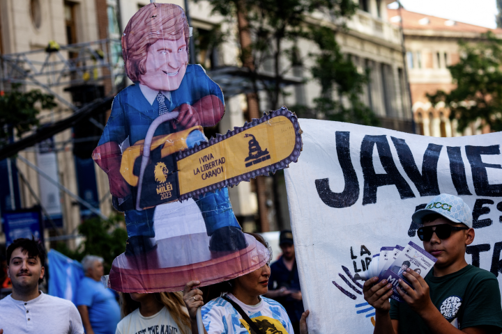 Javier Milei, le président argentin, a commencé à procéder aux coupes dans les dépenses publiques promises lors de sa campagne. Tomas Cuesta / Getty Images South America / Getty Images via AFP