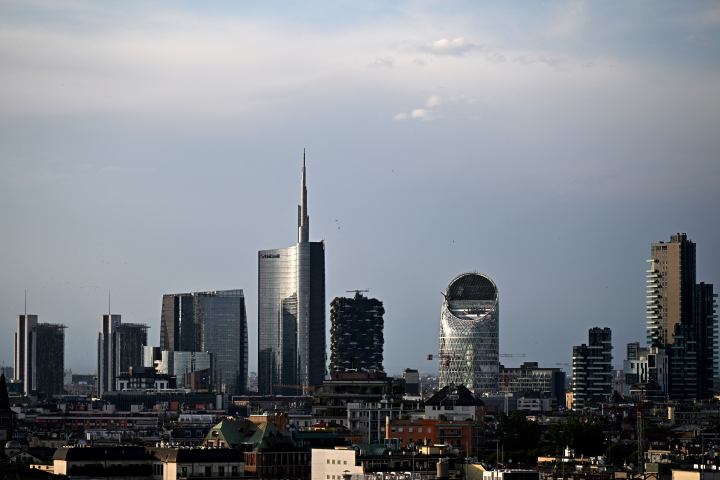 La skyline de Milan avec la tour Unicredit (Photo by GABRIEL BOUYS / AFP)
