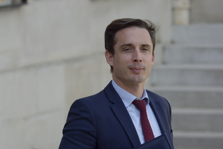 Jean-Baptiste Djebbari, quitte le palais de l'Élysée après la dernière réunion hebdomadaire du Conseil des ministres avant l'élection présidentielle, le 20 avril 2022 à Paris. (Photo : Daniel Pier / NurPhoto / NurPhoto via AFP)