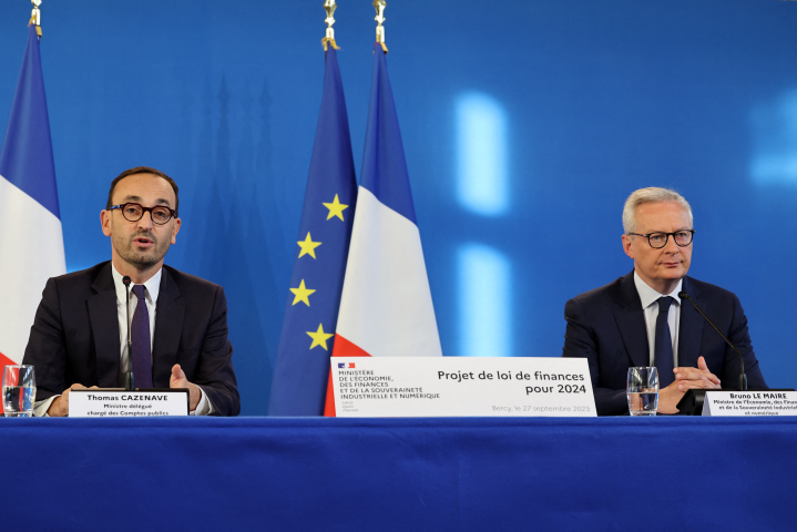 Thomas Cazenave, ministre délégué aux Comptes publics et Bruno Le Maire, ministre de l'Economie et des finances (Photo by Mehdi FEDOUACH / AFP)