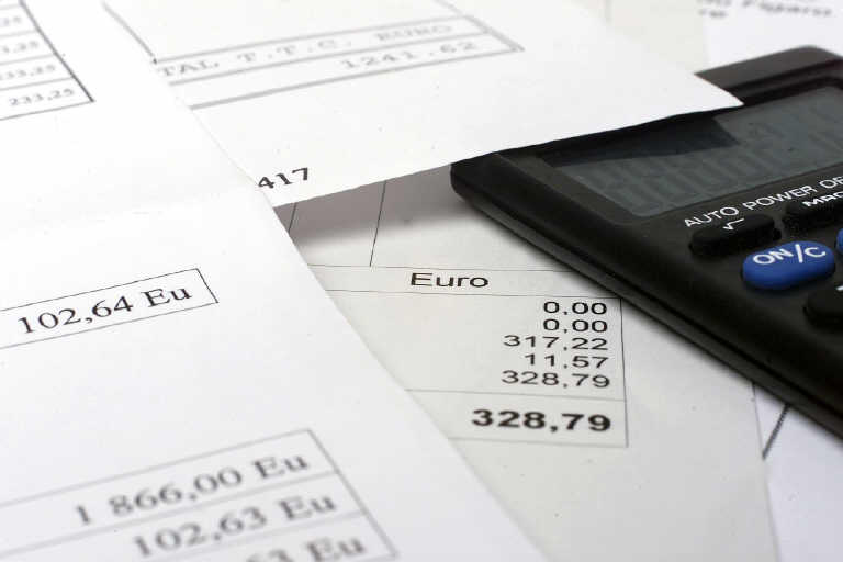 normes comptables - calculette - facture - addition - illustration