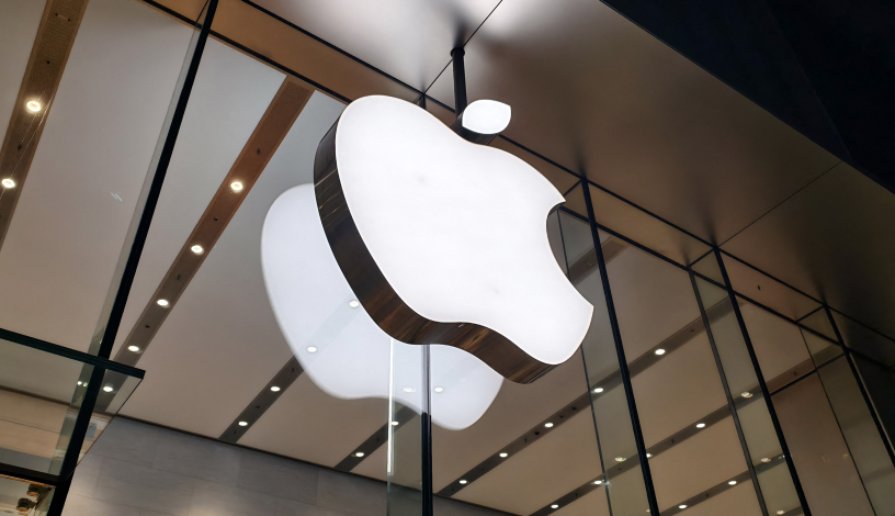 Vue nocturne du logo du magasin phare d'Apple pour smartphones situé sur la promenade de Nanjing Road à Shanghai, en Chine, le 13 juillet 2026. (Photo : XY / CFoto / CFOTO via AFP)
