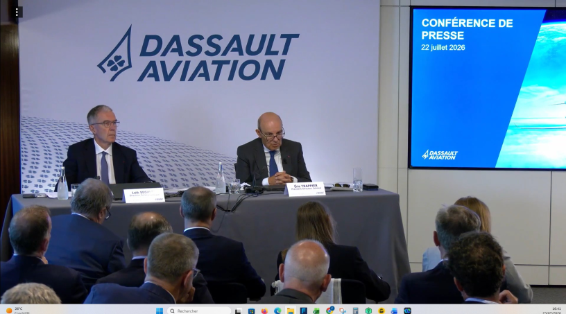 Loïk Segalen, directeur général adjoint de Dassault Aviation, et Éric Trappier, son PDG, lors de la conférence de presse du groupe, le 22 juillet 2026.