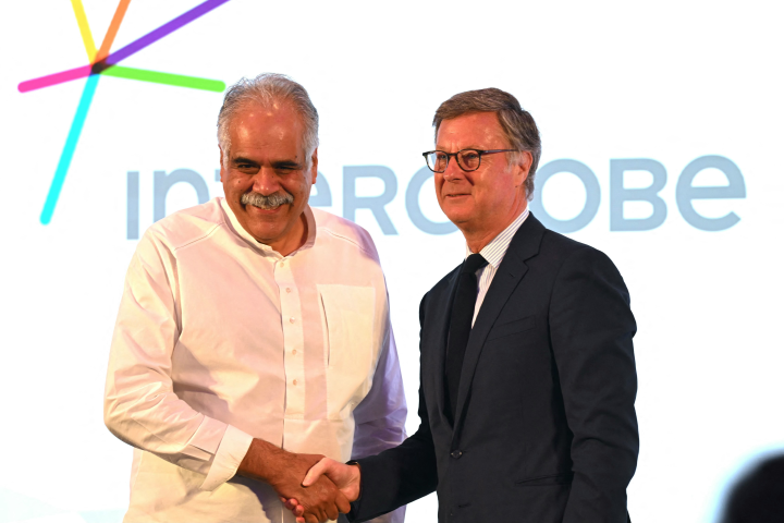 Rahul Bhatia directeur général d' InterGlobe Enterprises et Sebastien Bazin, PDG d'Accor (Photo by Indranil Mukherjee / AFP)