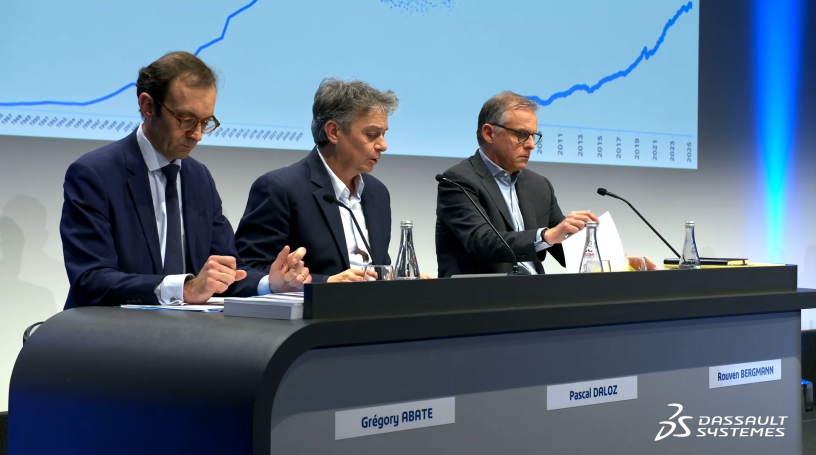 Pascal Daloz (au centre) lors de l'assemblée générale de Dassault Systèmes, le 20 mai 2026.