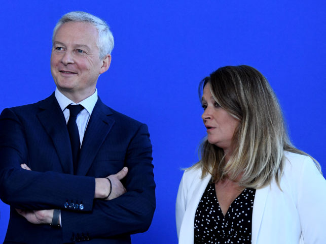 Le ministre de l’Economie et des Finances, Bruno Le Maire, et la ministre en charge des PME, du Commerce, de l’Artisanat et du Tourisme, Olivia Grégoire (Photo by Eric PIERMONT / AFP)