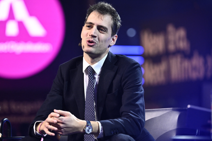 Arthur Mensch, PDG et cofondateur de Mistral AI, prend la parole lors de l'événement technologique international Techarena à la Strawberry Arena de Stockholm, en Suède, le 11 février 2026. (Photo de HENRIK MONTGOMERY / TT NEWS AGENCY / TT News Agency via AFP)