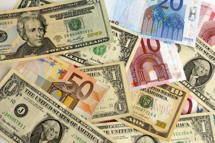 DOLLARS AND EURO BANKNOTES. Photo par BERNARD JAUBERT / ONLY WORLD / ONLY FRANCE VIA AFP