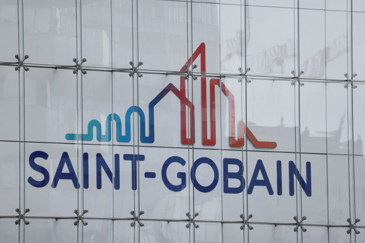 Photo prise le 14 septembre 2023, montrant le siège social et le logo de Saint-Gobain dans le quartier de La Défense, près de Paris. (Photo : Ludovic MARIN / AFP)
