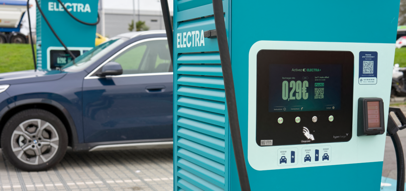 Voiture électrique en recharge sur une borne de recharge rapide Electra sur un parking d'un centre commercial. (Photo de Mathieu Thomasset/Hans Lucas/Hans Lucas via AFP)