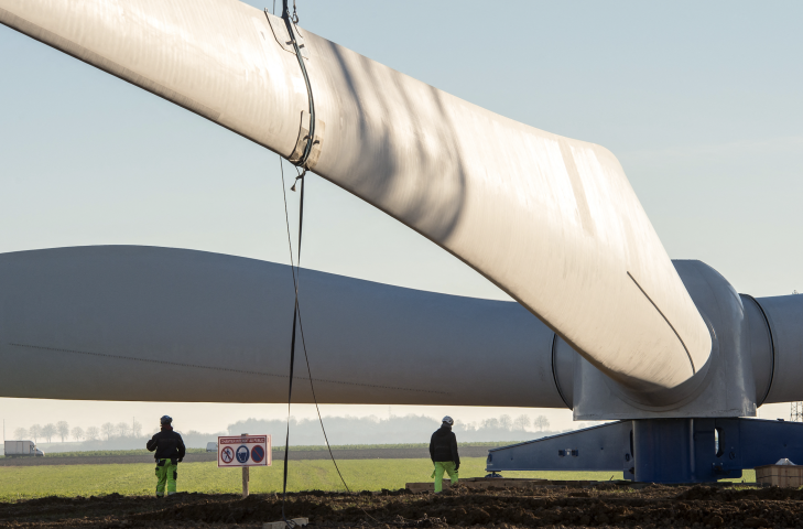 Installation d'une éolienne. PHILIPPE HUGUEN / AFP