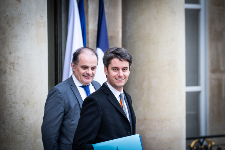 Le Premier ministre démissionnaire Gabriel Attal et son directeur de cabinet Emmanuel Moulin - Xose Bouzas / Hans Lucas / Hans Lucas via AFP