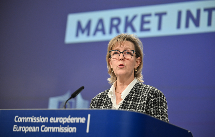 Maria Luís Albuquerque, commissaire aux services financiers et à l’union de l’épargne et des investissements (Photo by Dursun Aydemir / Anadolu via AFP)