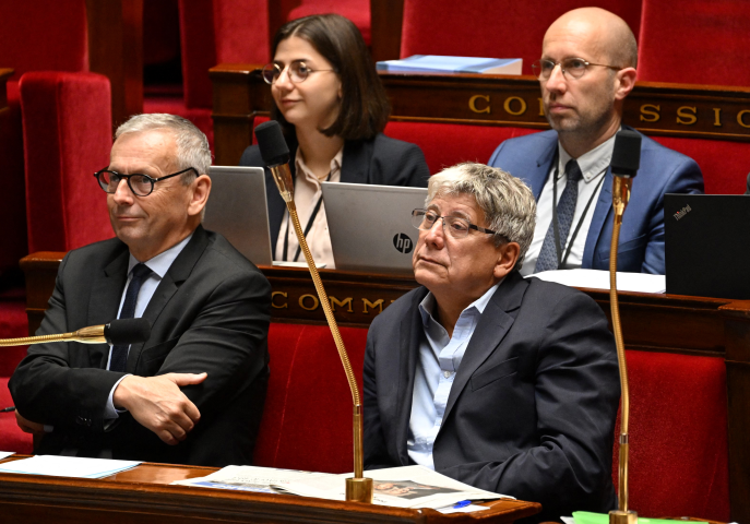 Le rapporteur général du Budget, Jean-René Cazeneuve et le président de la Commission des finances, Eric Coquerel (Photo by Emmanuel DUNAND / AFP)