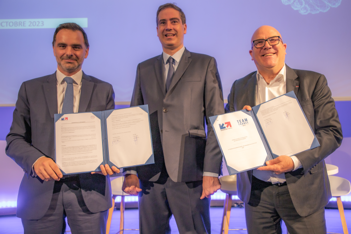Laurent Saint-Martin, directeur général de Business France, Olivier Becht, ministre au Commerce extérieur et Bruno Bonnell, secrétaire général pour l'investissement en charge de France 2030 (©Business France)
