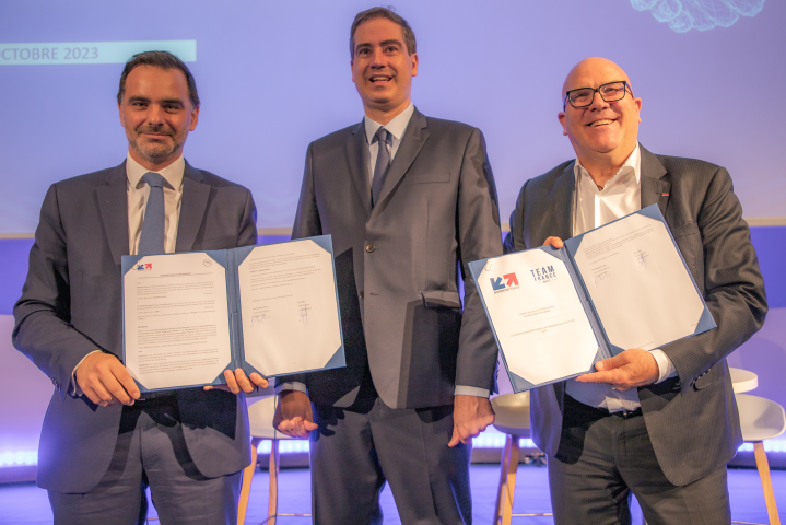 Laurent Saint-Martin, directeur général de Business France, Olivier Becht, ministre au Commerce extérieur et Bruno Bonnell, secrétaire général pour l'investissement en charge de France 2030 (©Business France) 