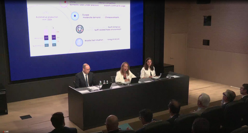 De gauche à droite, Olivier Dabi, directeur financier, Félicie Burelle, directrice générale, et Stéphanie Laval, vice-présidente en charge de la stratégie et des relations investisseurs, lors de la présentation des résultats semestriels d’OPmobility.