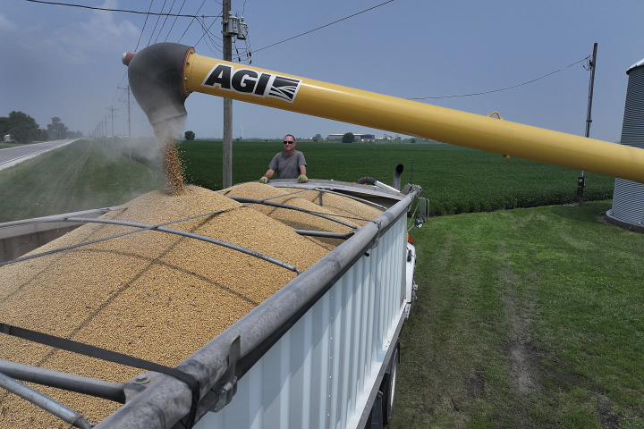 Chargement d'un camion en soja. Photo by SCOTT OLSON / GETTY IMAGES NORTH AMERICA / Getty Images via AFP