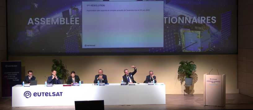 Les dirigeants d'Eutelsat lors de l'assemblée générale du 20 novembre 2025