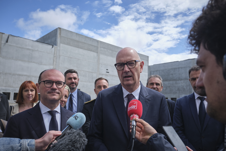 Roland Lescure, ministre de l’Économie, des Finances et de la Souveraineté industrielle, énergétique et numérique, et Sébastien Martin, ministre délégué chargé de l’Industrie. Photo par GUILLAUME PINON / HANS LUCAS / HANS LUCAS VIA AFP