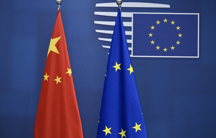Drapeaux chinois et européen. Photo by Dursun Aydemir / ANADOLU / Anadolu via AFP