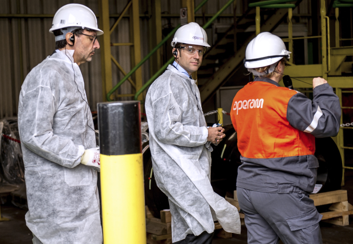 Emmanuel Macron en visite dans une usine Aperam - (Photo by PHILIPPE HUGUEN / AFP)