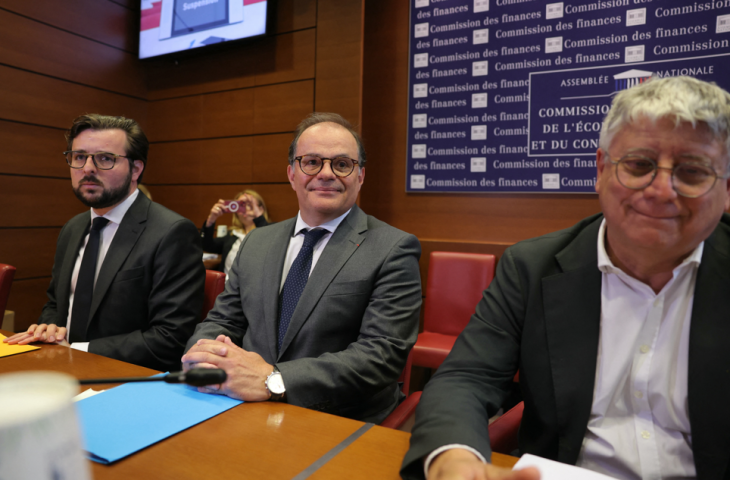 Philippe Brun, député du PS, Emmanuel Moulin et Eric Coquerel, président de la Commission des finances de l'Assemblée nationale - Photo par THOMAS SAMSON / AFP