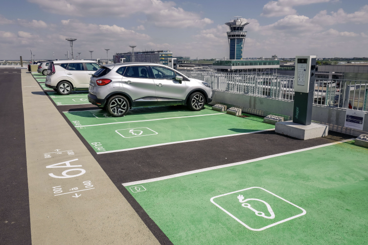 Voiture électrique. Laurent GRANDGUILLOT/REA