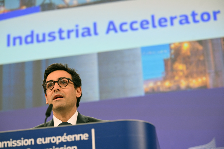 Le vice-président exécutif de la Commission européenne chargé de la prospérité et de la stratégie industrielle, Stéphane Séjourne, tient une conférence de presse pour présenter le « loi européen sur l’accélération industrielle » au siège de la Commission européenne à Bruxelles le 4 mars 2026. (Photo : Nicolas Tucat / AFP)