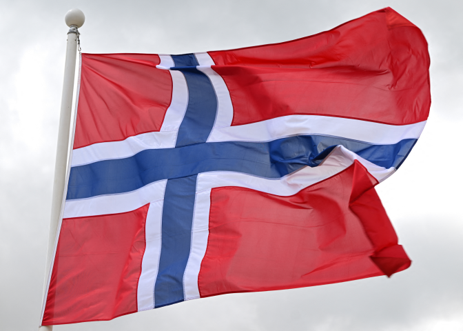 Drapeau norvégien. Photo par ARTUR WIDAK / NURPHOTO / NURPHOTO VIA AFP