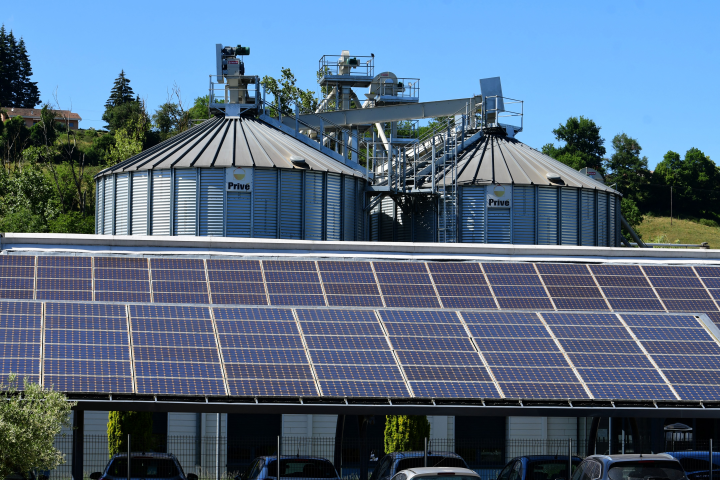 Usine avec panneaux solaires de l'entreprise Huilerie de Chambarand. (Photo by Romain Doucelin / Hans Lucas / Hans Lucas via AFP)