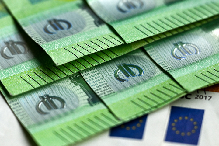 L'euro avance sur le terrain des stablecoin. Photo par KIRILL KUDRYAVTSEV / AFP