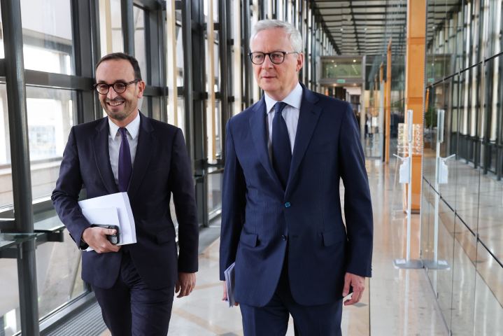 Thomas Cazenave, ministre délégué aux Comptes publics et Bruno Le Maire, ministre de l'Economie et des Finances - Mehdi FEDOUACH / AFP