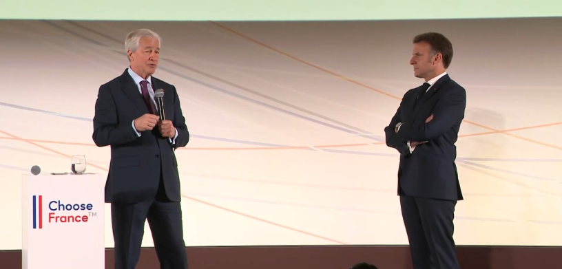 Jamie Dimon, le président-directeur général de JP Morgan, et Emmanuel Macron