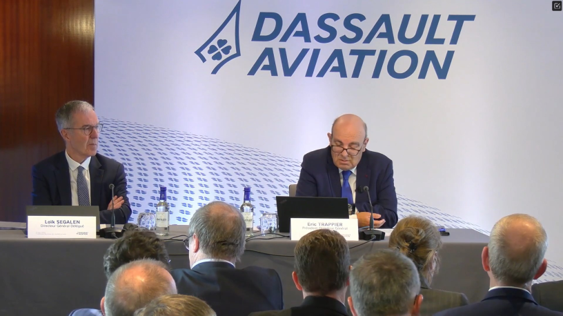 De gauche à droite, Loïk Segalen, directeur général délégué, et Eric Trappier, le président-directeur général de Dassault Aviation