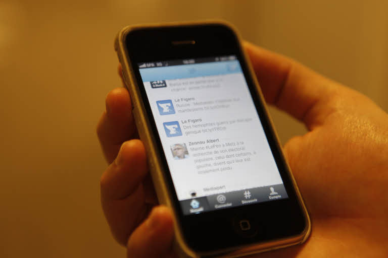 Facebook - Twitter - iPhone
