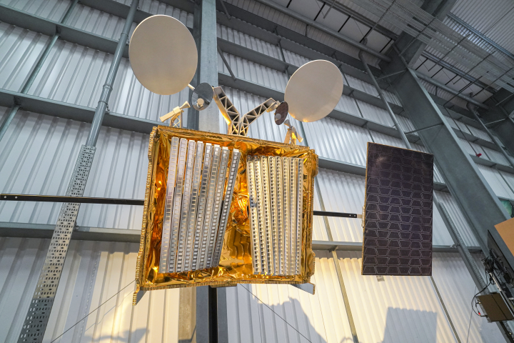 Eutelsat réduit l'enveloppe d'investissements dédiée au déploiement des activités de satellites en orbite basse de sa filiale OneWeb - Getty Images via AFP