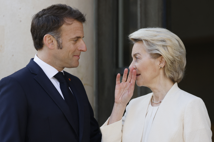 Emmanuel Macron, président de la République, et Ursula von der Leyen, présidente de la Commission européenne - Ludovic MARIN / AFP