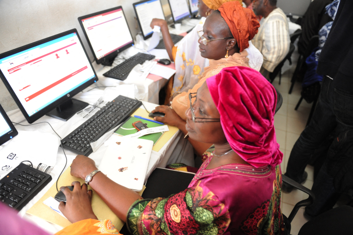 Des sages-femmes travaillent sur ordinateur lors d'une formation (Thiès, au Sénégal) - Photo par SEYLLOU / AFP