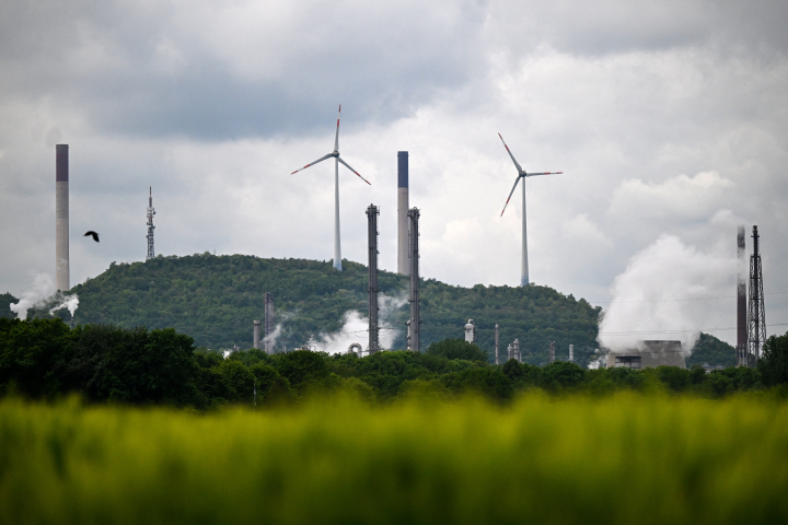 Centrale à charbon et éolienne. Photo par INA FASSBENDER / AFP