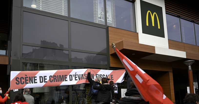 Le comité d'entreprise de McDonald's en France avait porté plainte pour fraude fiscale contre le géant des burgers (Photo by Christophe SIMON / AFP)