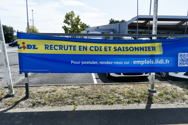 Annonce de recrutement. Photo by Magali Cohen / Hans Lucas via AFP