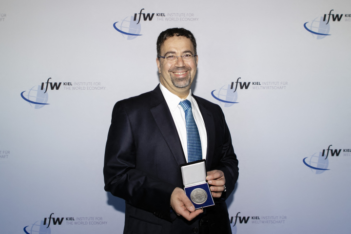 Daron Acemoglu présente sa médaille à l'institut économique Kiel en Allemagne en 2019 - FRANK MOLTER / DPA / DPA PICTURE-ALLIANCE VIA AFP