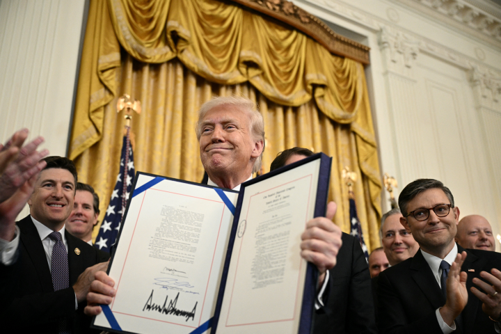 Le président Donald Trump signe la loi GENIUS. Photo by Brendan SMIALOWSKI / AFP