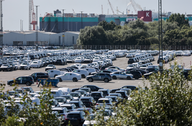 Automobiles allemandes attendant d'être expédiées.  Photo by FOCKE STRANGMANN / GETTY IMAGES EUROPE / Getty Images via AFP