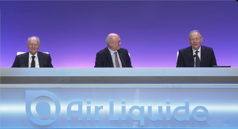 De gauche à droite : Xavier Huillard, administrateur référent d’Air Liquide, Benoît Potier, président du conseil d’administration, et François Jackow, directeur général, lors de l’assemblée générale 2026 du groupe. Copyright Air Liquide.