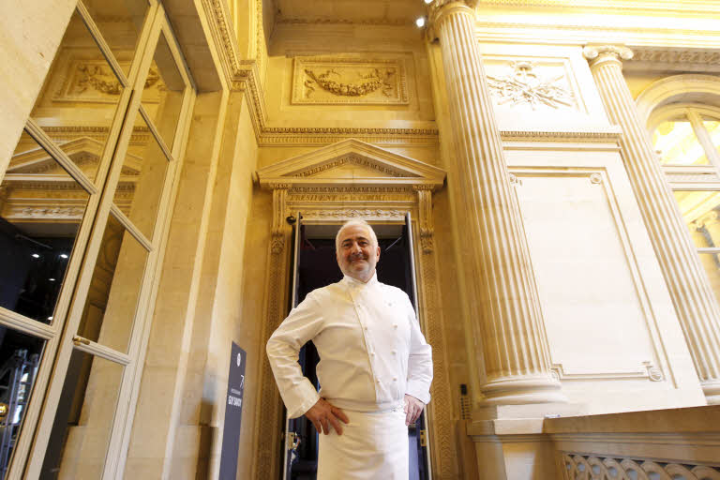 Guy Savoy devant la Monnaie de Paris