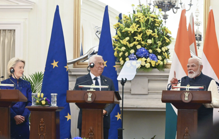 Signature de l'accord. Photo par SACHIKO AOKI / YOMIURI / THE YOMIURI SHIMBUN VIA AFP